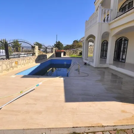 Villa Sarilarda *